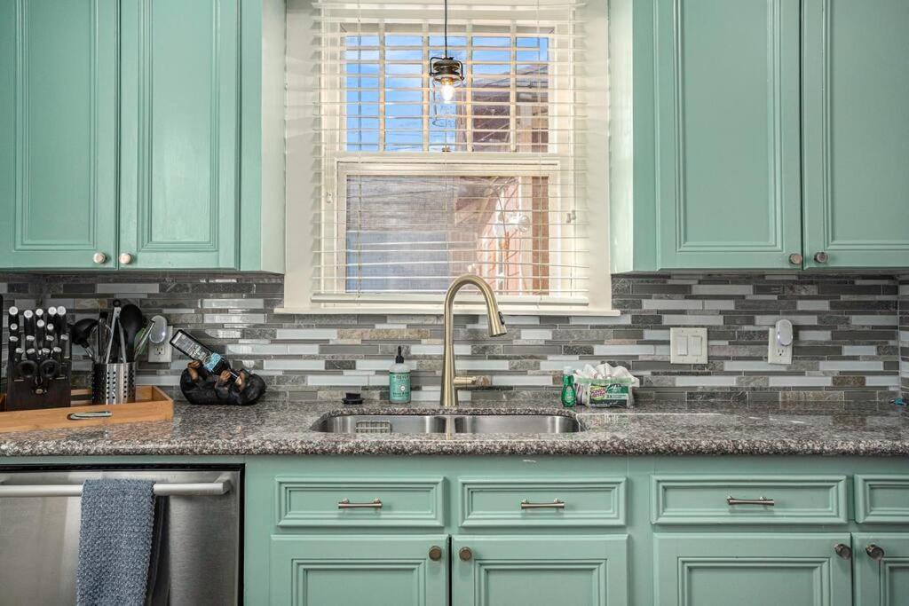 Beachy Bungalow! 2Bd, King Bed Galveston Zewnętrze zdjęcie